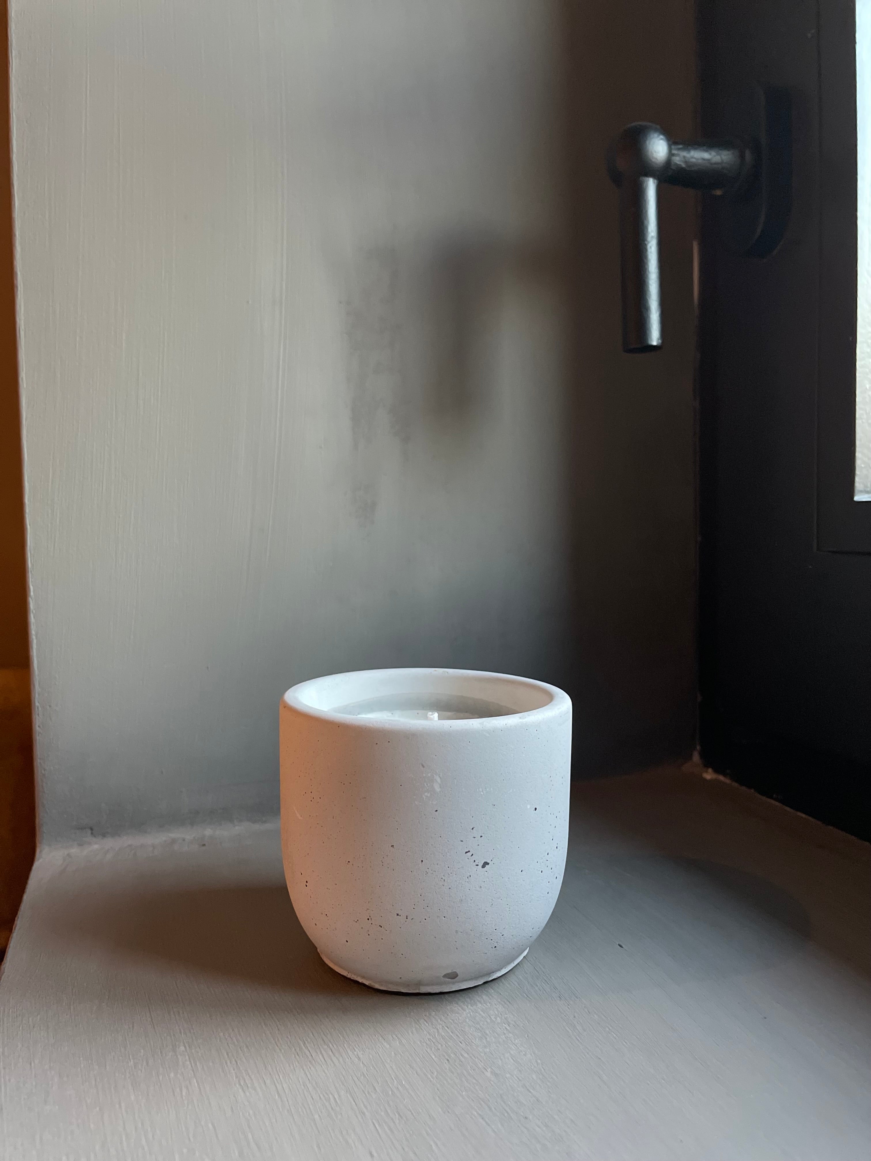 Artisan essential oils candle | hay and amber | mid size